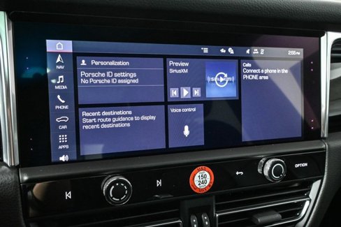 Certified 2025 Porsche Macan image 13