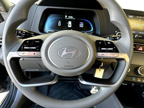 Used 2024 Hyundai Elantra SE image 13