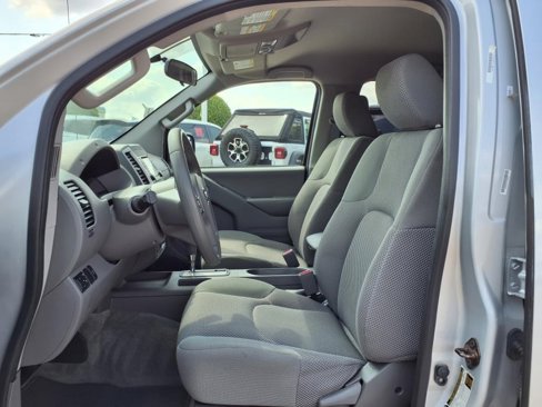 Used 2015 Nissan Frontier SV image 19