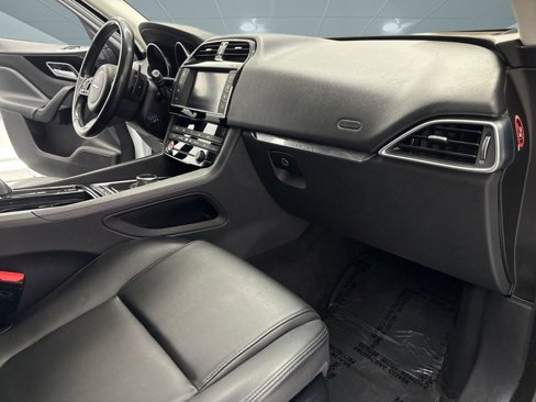 Used 2018 Jaguar F-PACE Premium image 20
