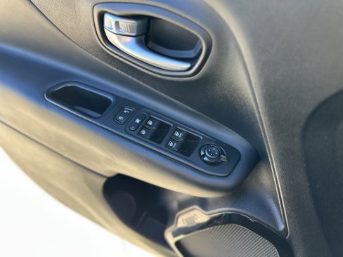 Used 2017 Jeep Renegade Altitude image 31