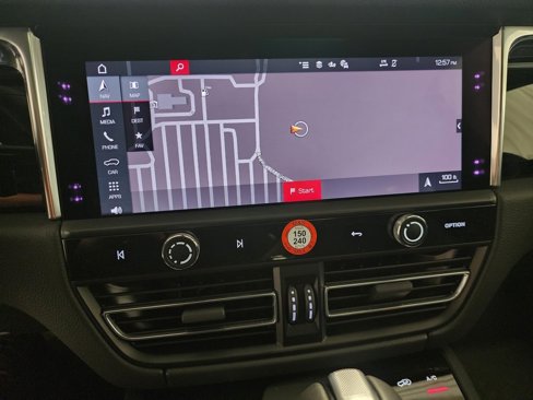 Certified 2025 Porsche Macan image 8