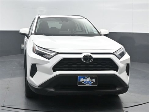 Used 2022 Toyota RAV4 XLE image 2