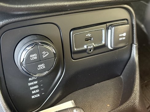 Used 2016 Jeep Renegade Trailhawk w/ Premium Trailhawk Package image 29