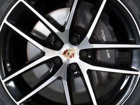 Certified 2023 Porsche Macan image 13