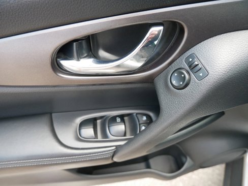 Used 2015 Nissan Rogue SV image 18