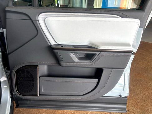 Used 2025 Rivian R1S Premium image 27