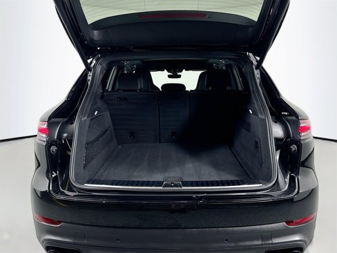 Certified 2023 Porsche Cayenne Platinum Edition image 37