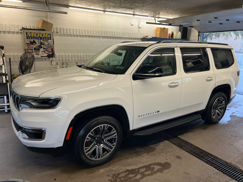 Used 2023 Jeep Wagoneer 4WD w/ Premium Group I image 10
