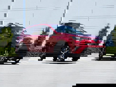 Used 2018 Toyota RAV4 LE image 2