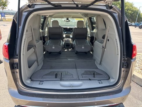 Used 2017 Chrysler Pacifica Touring-L image 25