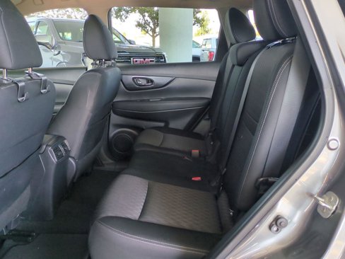 Used 2018 Nissan Rogue SV image 15