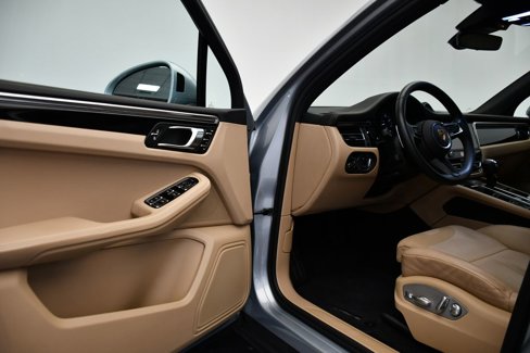 Certified 2023 Porsche Macan image 39