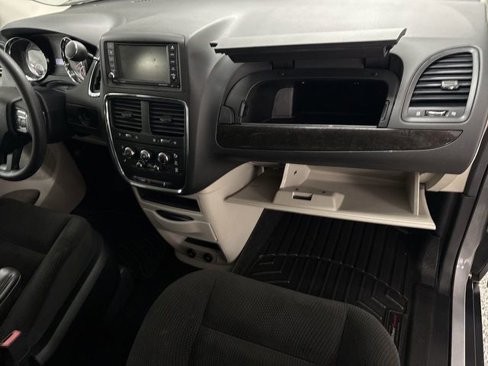 Used 2018 Dodge Grand Caravan SE image 12