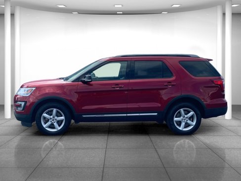 Used 2017 Ford Explorer XLT image 4