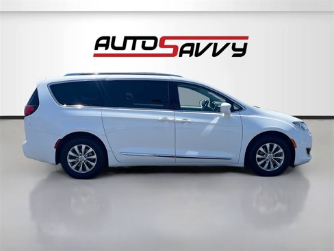 Used 2018 Chrysler Pacifica Touring-L image 8
