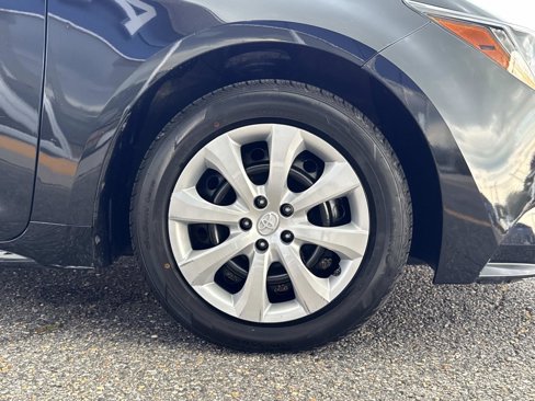 Used 2022 Toyota Corolla LE image 3