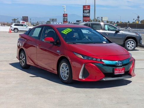 Used 2017 Toyota Prius Prime Premium image 3