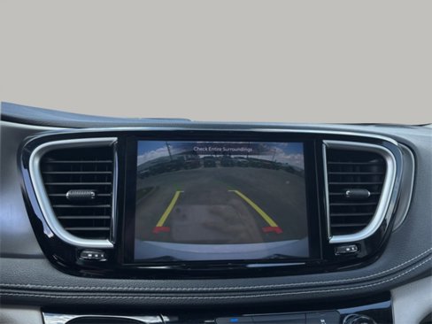Used 2022 Chrysler Pacifica Touring-L image 18