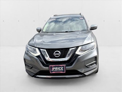 Used 2017 Nissan Rogue SV image 2