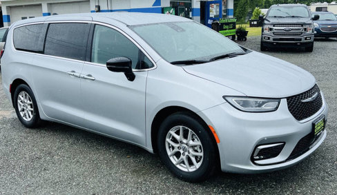 Used 2024 Chrysler Pacifica Touring-L image 4