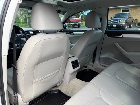 Used 2013 Volkswagen Passat TDI SE image 34