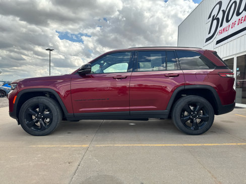 Used 2023 Jeep Grand Cherokee Limited w/ Black Appearance Package image 9