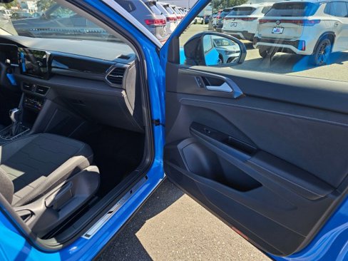 New 2025 Volkswagen Taos SE image 10