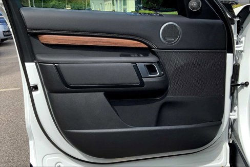 Used 2025 Land Rover Discovery Dynamic SE image 19
