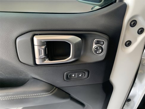 Used 2020 Jeep Wrangler Unlimited Sahara image 12