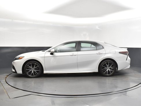 Used 2024 Toyota Camry SE image 4