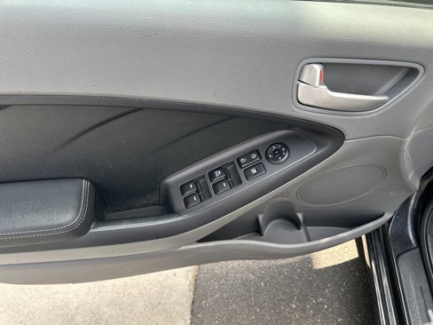 Used 2018 Kia Forte LX image 9