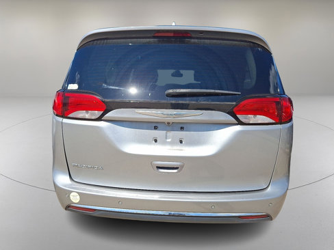 Used 2017 Chrysler Pacifica Touring-L image 7