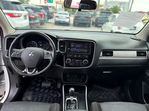 Used 2017 Mitsubishi Outlander SE image 12
