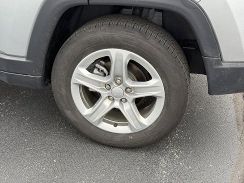 Used 2024 Jeep Compass Latitude image 7