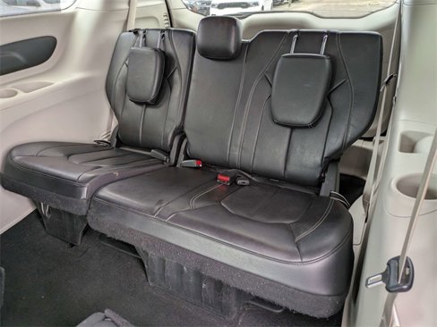Used 2022 Chrysler Pacifica Touring-L image 15