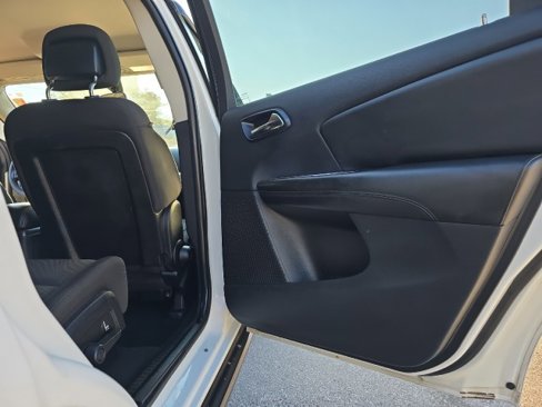 Used 2014 Dodge Journey SXT w/ Flexible Seating Group image 29