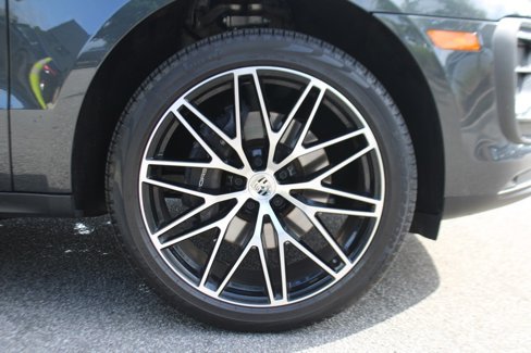 Certified 2024 Porsche Macan image 13