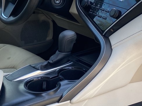 Used 2018 Toyota Camry LE image 6