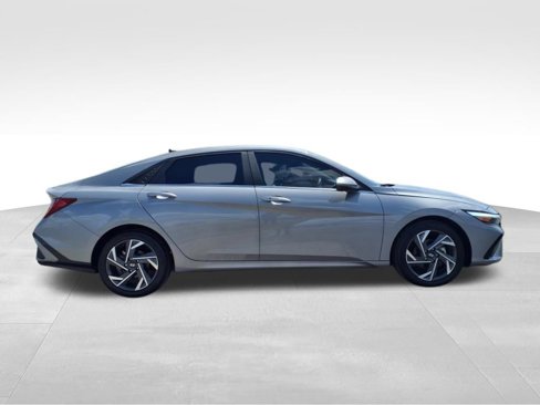 Used 2024 Hyundai Elantra SEL w/ Convenience Package image 9