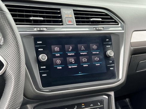 Used 2022 Volkswagen Tiguan SE R-Line image 18