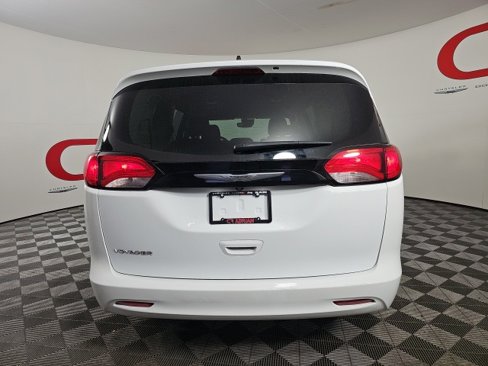 Used 2023 Chrysler Voyager LX image 7