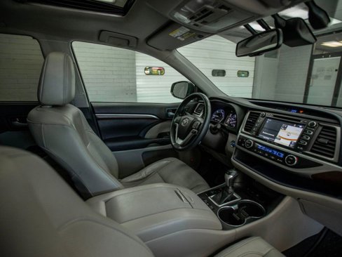 Used 2016 Toyota Highlander Limited image 16