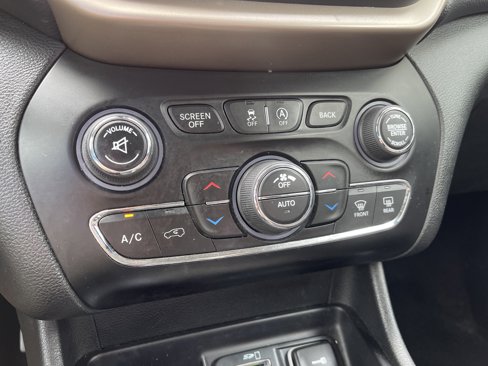 Used 2015 Jeep Cherokee Latitude w/ Comfort/Convenience Group image 30