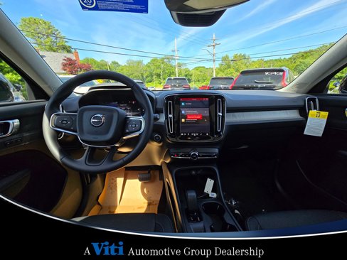 Used 2025 Volvo XC40 B5 Core w/ Protection Package Premier image 2