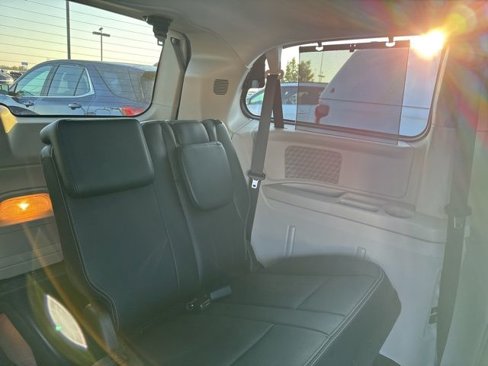 Used 2014 Chrysler Town & Country Touring image 8