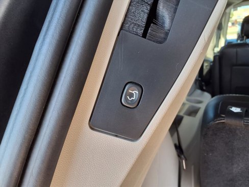 Used 2016 Chrysler Town & Country Touring image 26