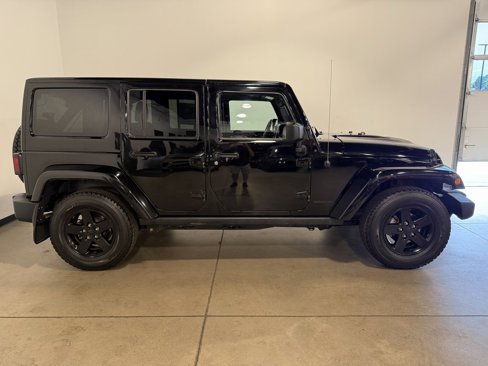 Used 2015 Jeep Wrangler Unlimited Sahara image 2