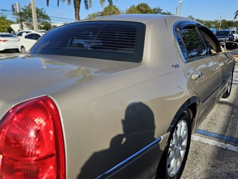 Used 2008 Lincoln Town Car Signature Limited image 15