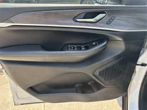 Used 2023 Jeep Grand Cherokee Limited w/ Black Appearance Package image 14